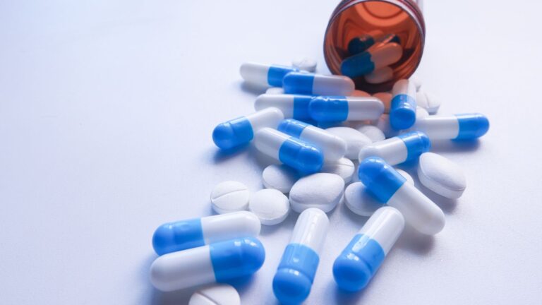 Wysyłka leków za granicę – co musisz wiedzieć?